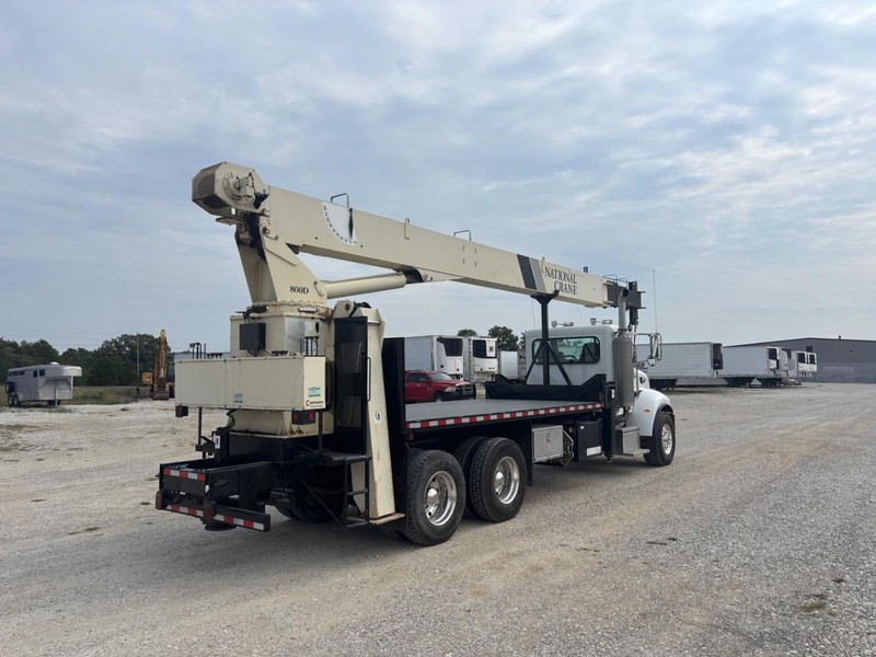 Peterbilt 335 Vehicle Full-screen Gallery Image 05