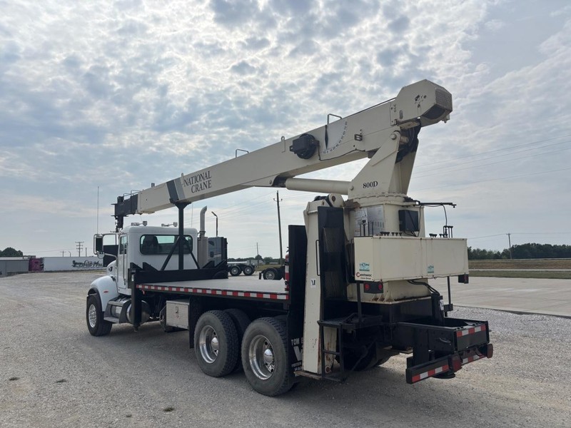 Peterbilt 335 Vehicle Full-screen Gallery Image 06