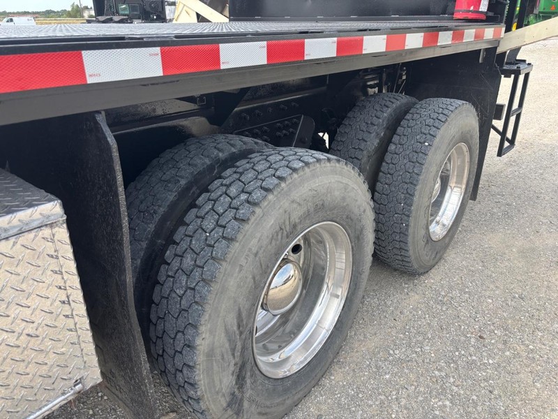 Peterbilt 335 Vehicle Full-screen Gallery Image 07