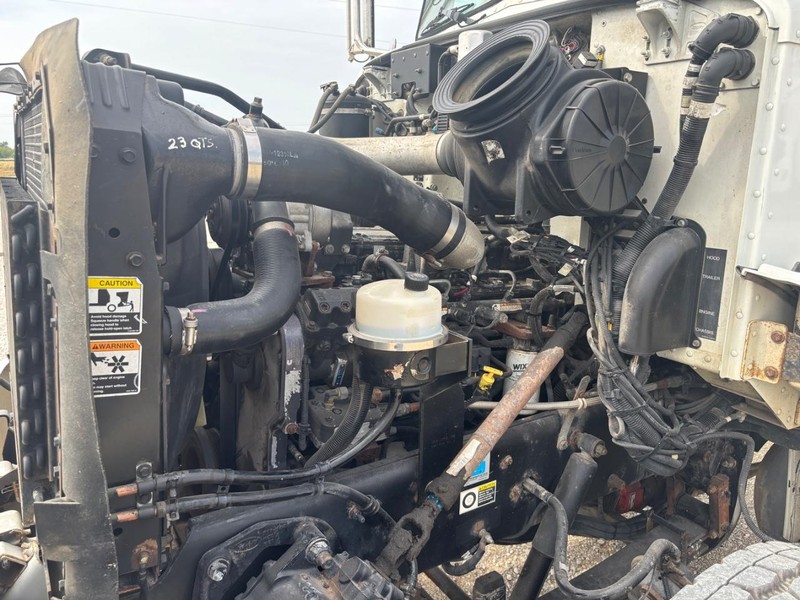 Peterbilt 335 Vehicle Full-screen Gallery Image 09