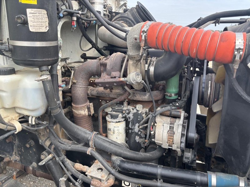 Peterbilt 335 Vehicle Full-screen Gallery Image 10