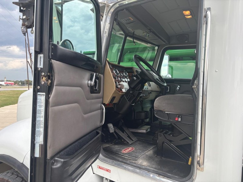 Peterbilt 335 Vehicle Full-screen Gallery Image 11