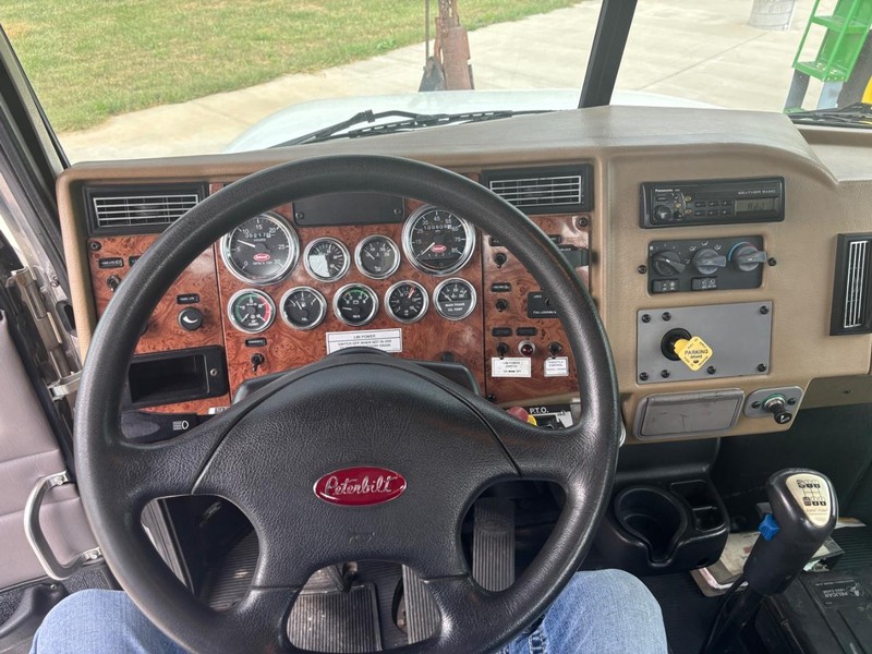 Peterbilt 335 Vehicle Full-screen Gallery Image 12
