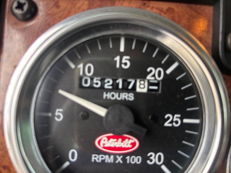 Peterbilt 335 Vehicle Full-screen Gallery Image 13
