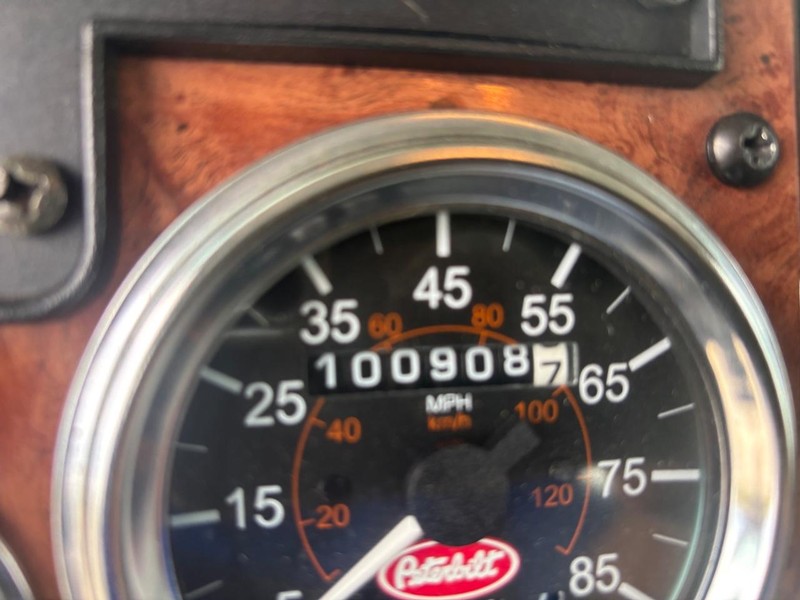 Peterbilt 335 Vehicle Full-screen Gallery Image 14