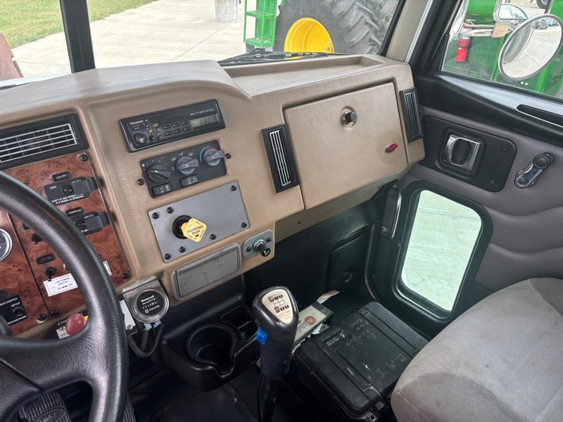 Peterbilt 335 Vehicle Full-screen Gallery Image 15