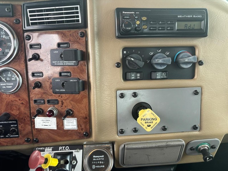 Peterbilt 335 Vehicle Full-screen Gallery Image 17