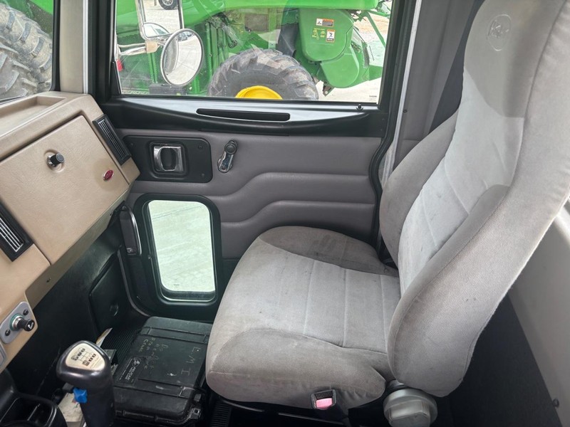 Peterbilt 335 Vehicle Full-screen Gallery Image 18