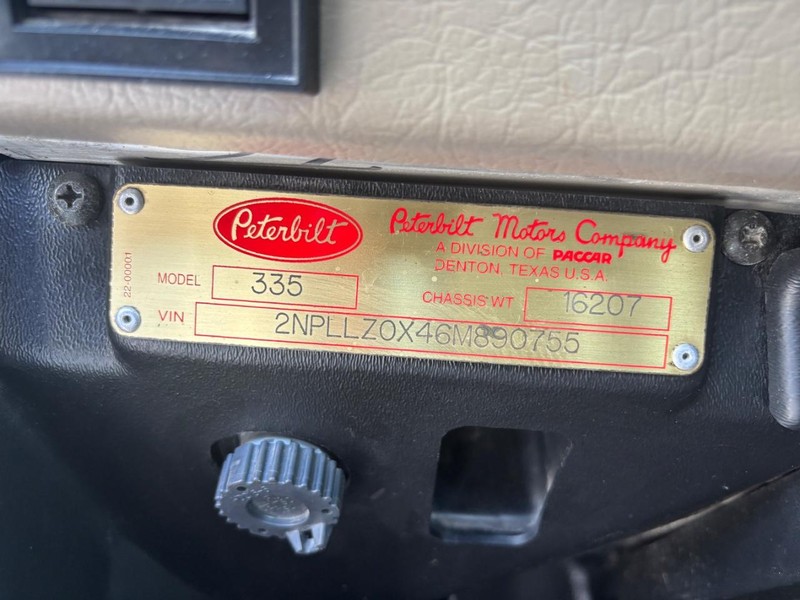 Peterbilt 335 Vehicle Full-screen Gallery Image 20