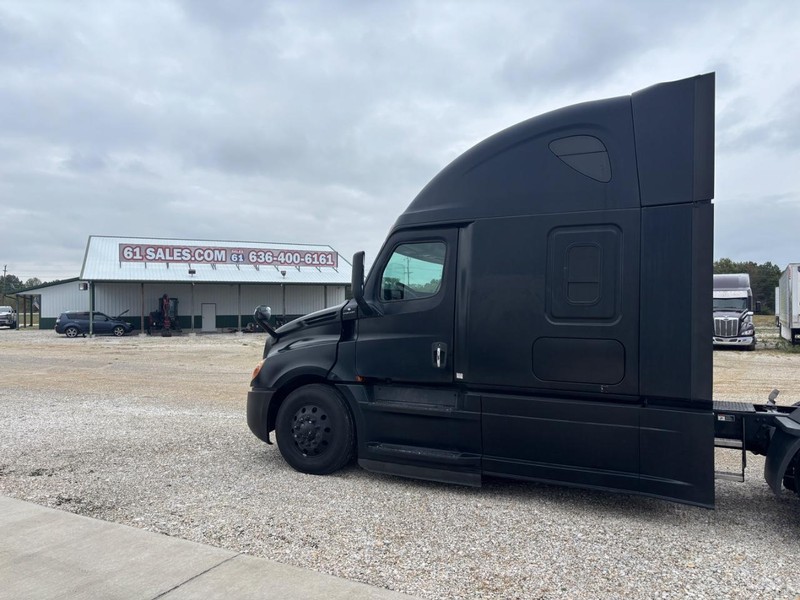 Freightliner CASCADIA Vehicle Full-screen Gallery Image 01
