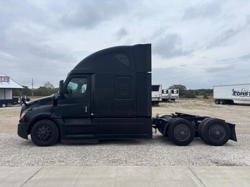 Freightliner CASCADIA Vehicle Full-screen Gallery Image 02