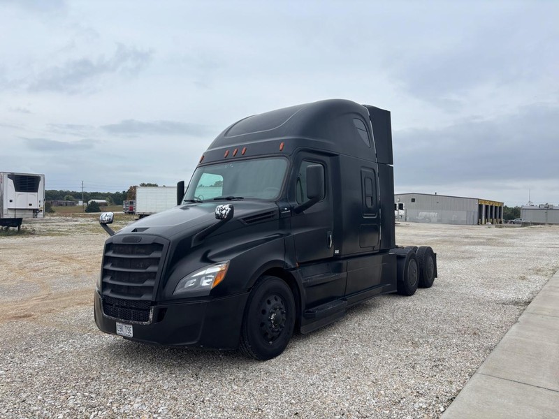 Freightliner CASCADIA Vehicle Full-screen Gallery Image 03