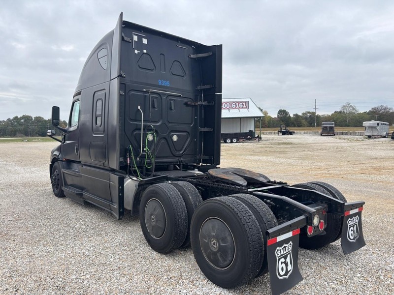 Freightliner CASCADIA Vehicle Full-screen Gallery Image 04