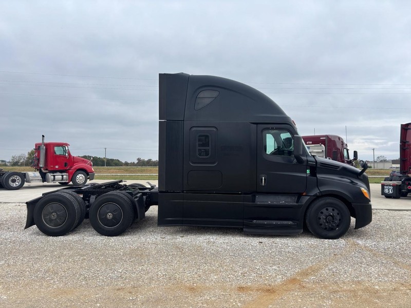 Freightliner CASCADIA Vehicle Full-screen Gallery Image 05