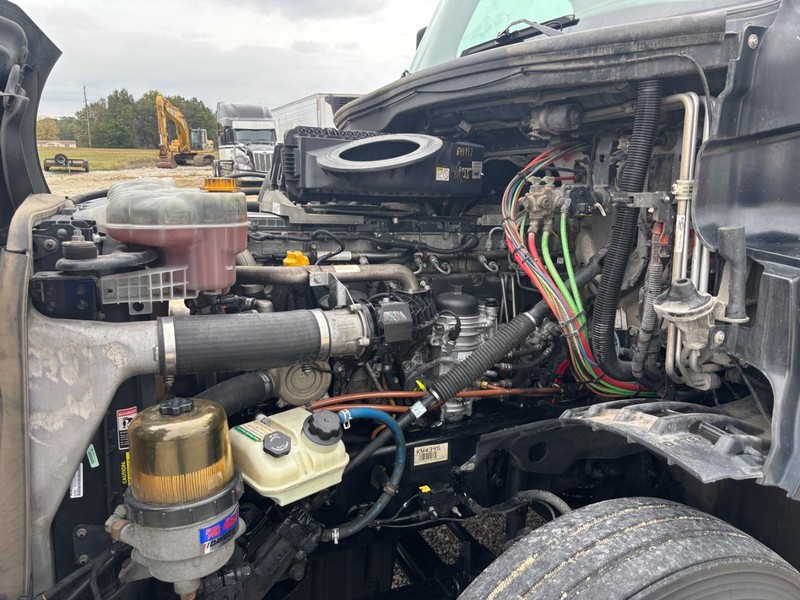 Freightliner CASCADIA Vehicle Full-screen Gallery Image 07