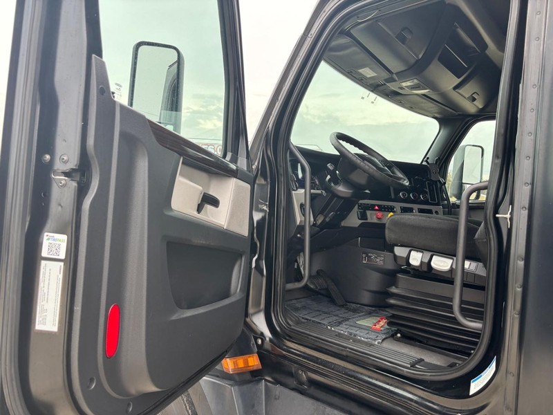 Freightliner CASCADIA Vehicle Full-screen Gallery Image 08