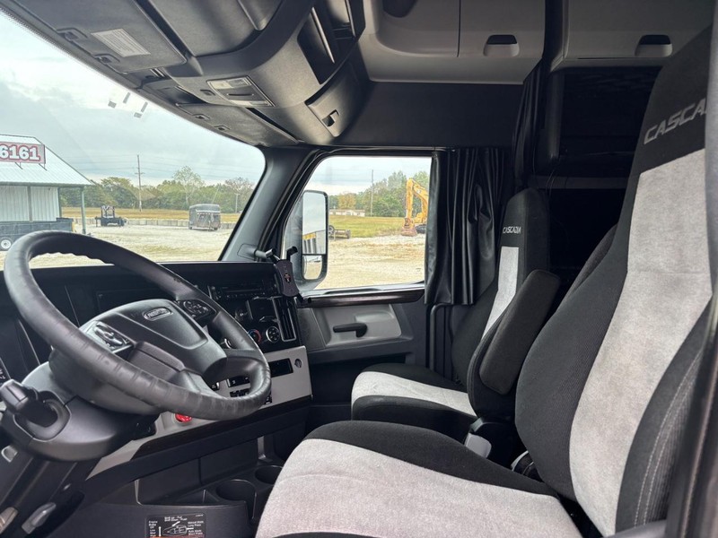 Freightliner CASCADIA Vehicle Full-screen Gallery Image 09