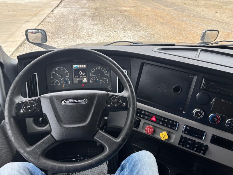 Freightliner CASCADIA Vehicle Full-screen Gallery Image 10