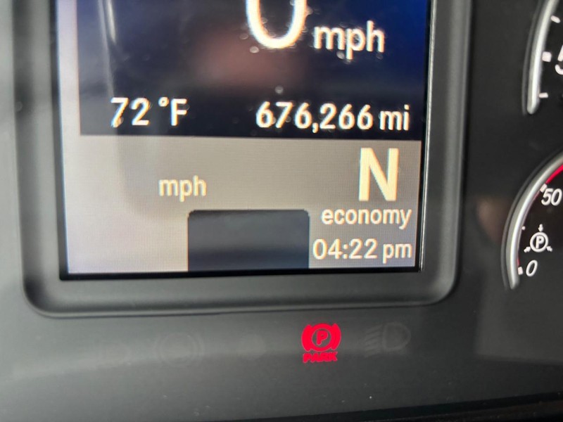 Freightliner CASCADIA Vehicle Full-screen Gallery Image 11