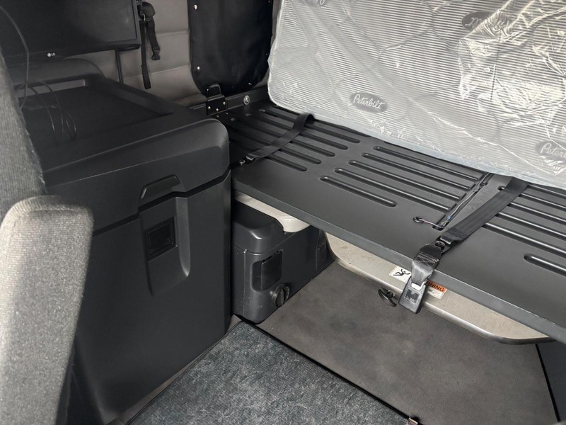 Freightliner CASCADIA Vehicle Full-screen Gallery Image 12