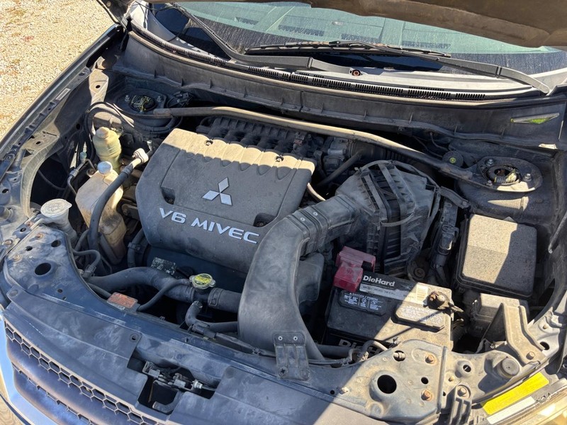 Mitsubishi Outlander Vehicle Full-screen Gallery Image 06