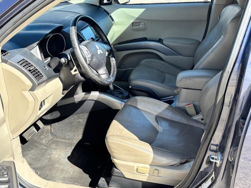 Mitsubishi Outlander Vehicle Full-screen Gallery Image 07