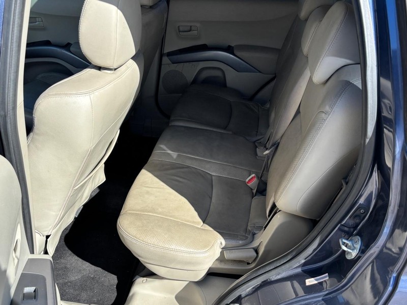 Mitsubishi Outlander Vehicle Full-screen Gallery Image 08