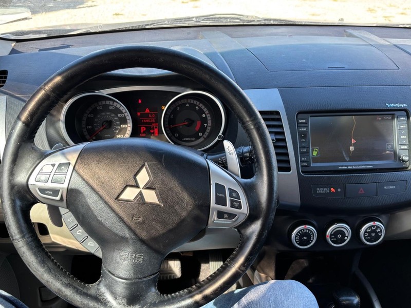 Mitsubishi Outlander Vehicle Full-screen Gallery Image 09
