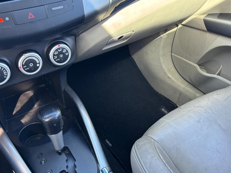 Mitsubishi Outlander Vehicle Full-screen Gallery Image 12