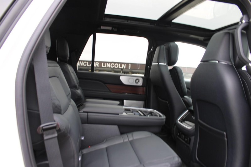Lincoln Navigator Vehicle Image 13