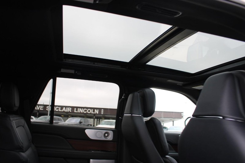 Lincoln Navigator Vehicle Image 14