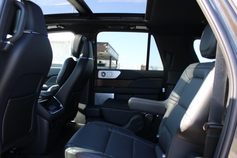Lincoln Navigator L Vehicle Image 11