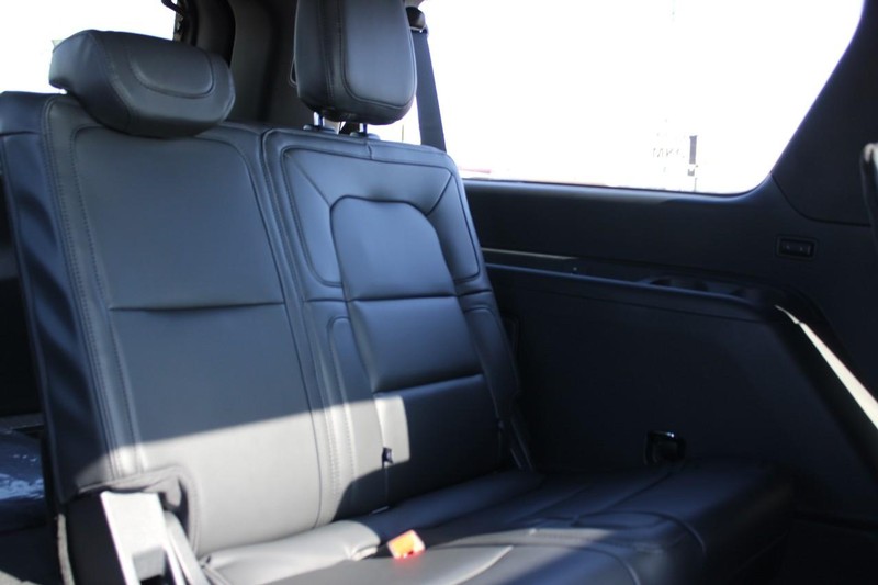 Lincoln Navigator L Vehicle Image 12