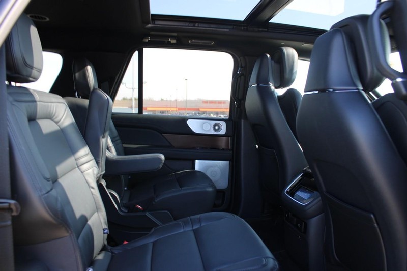 Lincoln Navigator L Vehicle Image 13