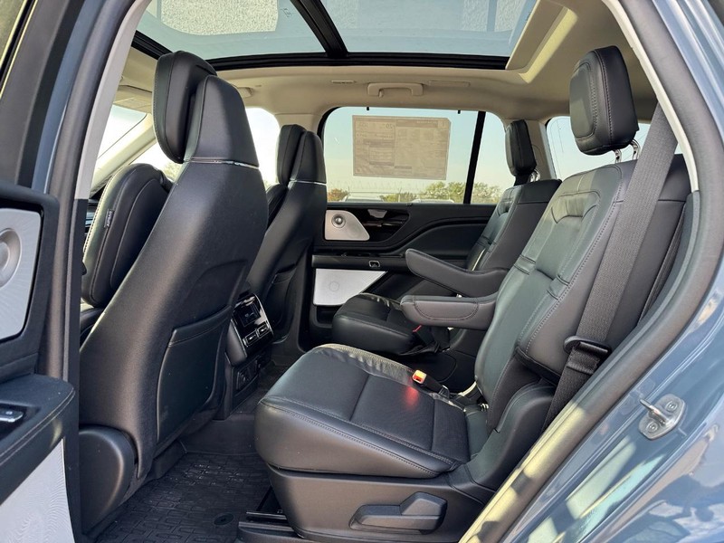 Lincoln Aviator Vehicle Full-screen Gallery Image 11