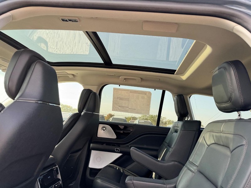 Lincoln Aviator Vehicle Full-screen Gallery Image 12