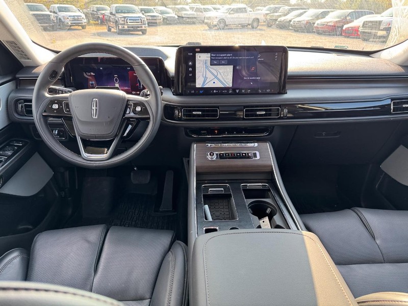 Lincoln Aviator Vehicle Full-screen Gallery Image 15