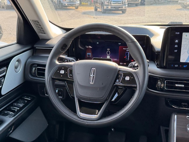 Lincoln Aviator Vehicle Full-screen Gallery Image 16