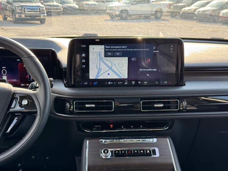 Lincoln Aviator Vehicle Full-screen Gallery Image 17