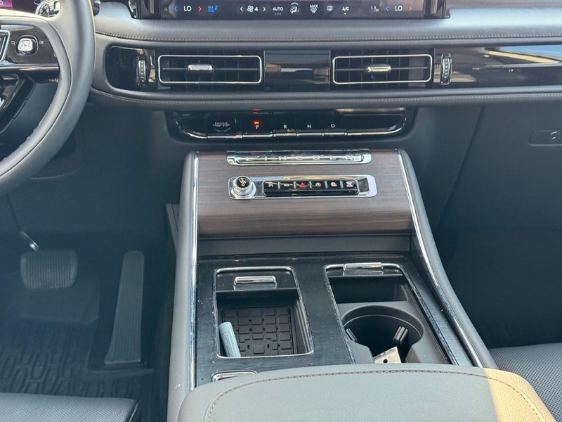 Lincoln Aviator Vehicle Full-screen Gallery Image 18