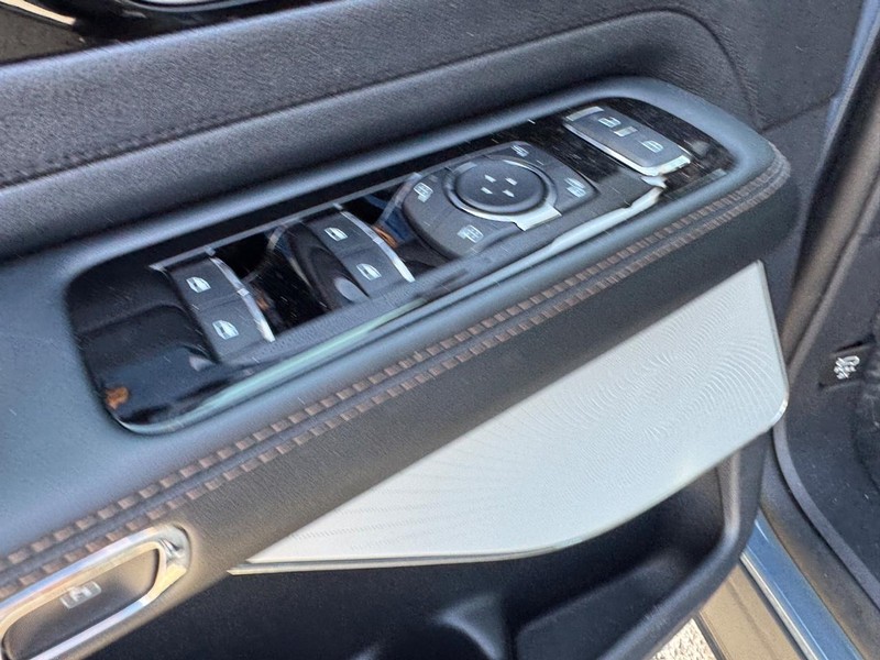 Lincoln Aviator Vehicle Full-screen Gallery Image 20