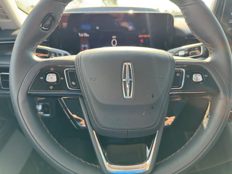 Lincoln Aviator Vehicle Full-screen Gallery Image 22