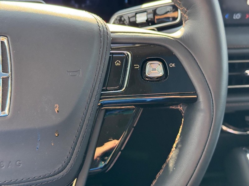 Lincoln Aviator Vehicle Full-screen Gallery Image 24