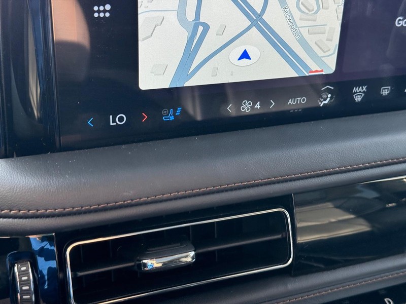 Lincoln Aviator Vehicle Full-screen Gallery Image 26