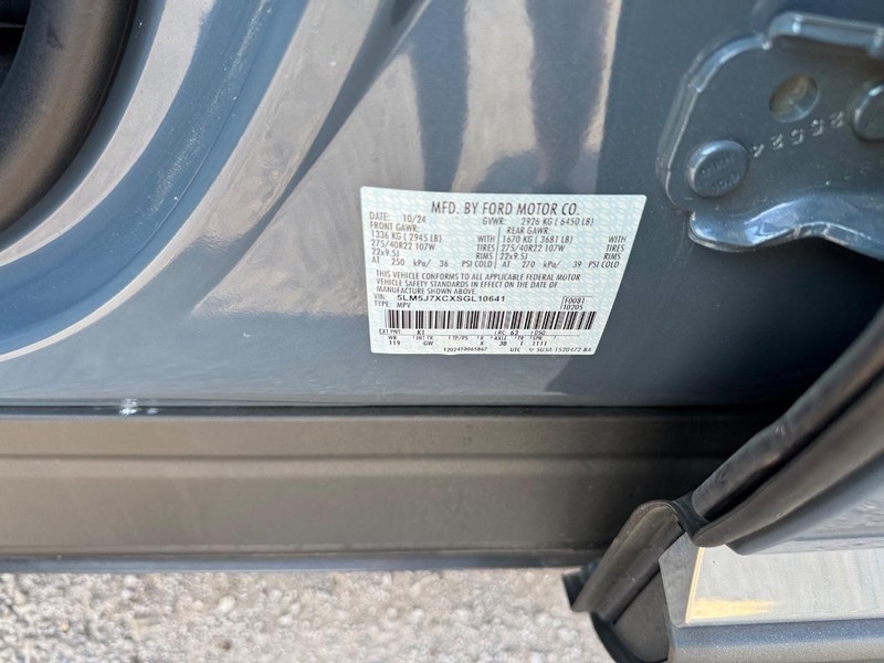 Lincoln Aviator Vehicle Full-screen Gallery Image 28