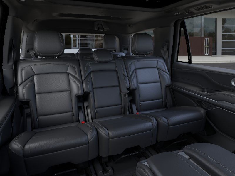 Lincoln Navigator Vehicle Full-screen Gallery Image 12