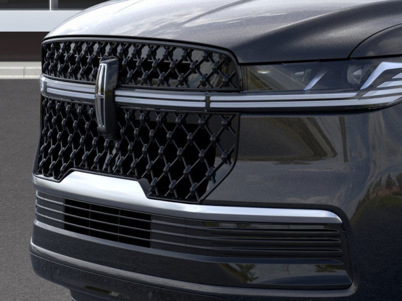 Lincoln Navigator Vehicle Full-screen Gallery Image 18