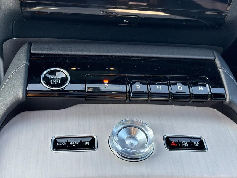 Lincoln Navigator Vehicle Full-screen Gallery Image 26