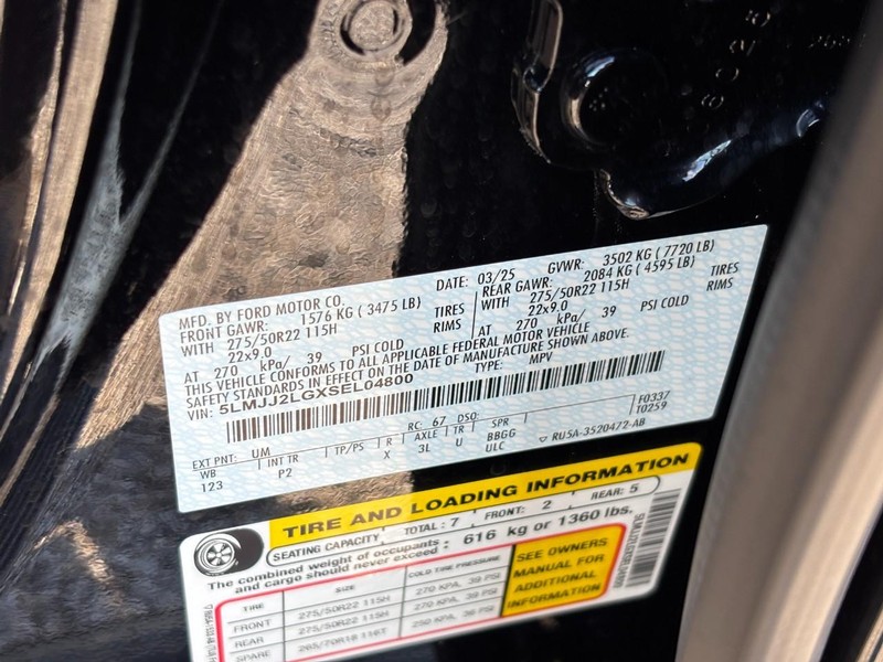 Lincoln Navigator Vehicle Full-screen Gallery Image 28