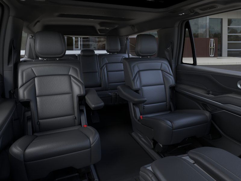 Lincoln Navigator L Vehicle Full-screen Gallery Image 12